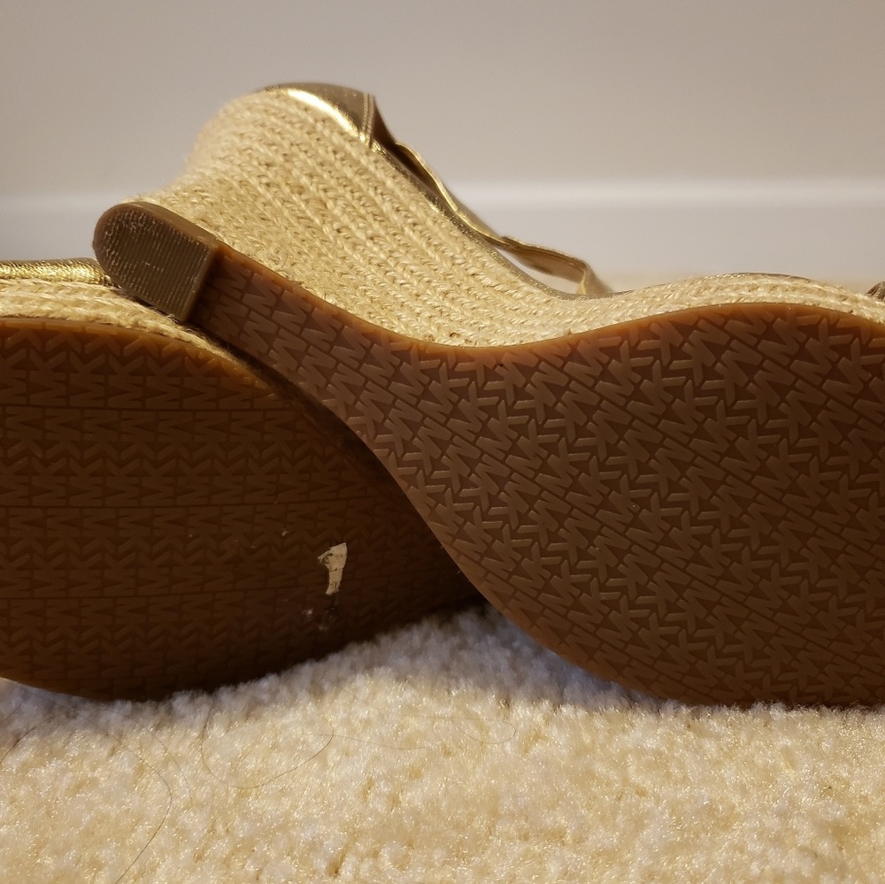 NWOT Gold Michael Kors Wedge Heels - SIZE: 7.5 - Picture 2 of 3
